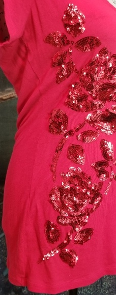 Limited Striking Red Tee w Floral Sequined Detail - Picture 2 of 4